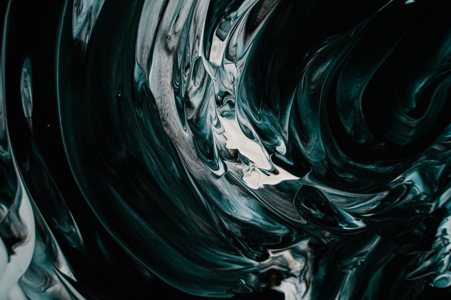 Abstract line showing fluid movement path in dark space.